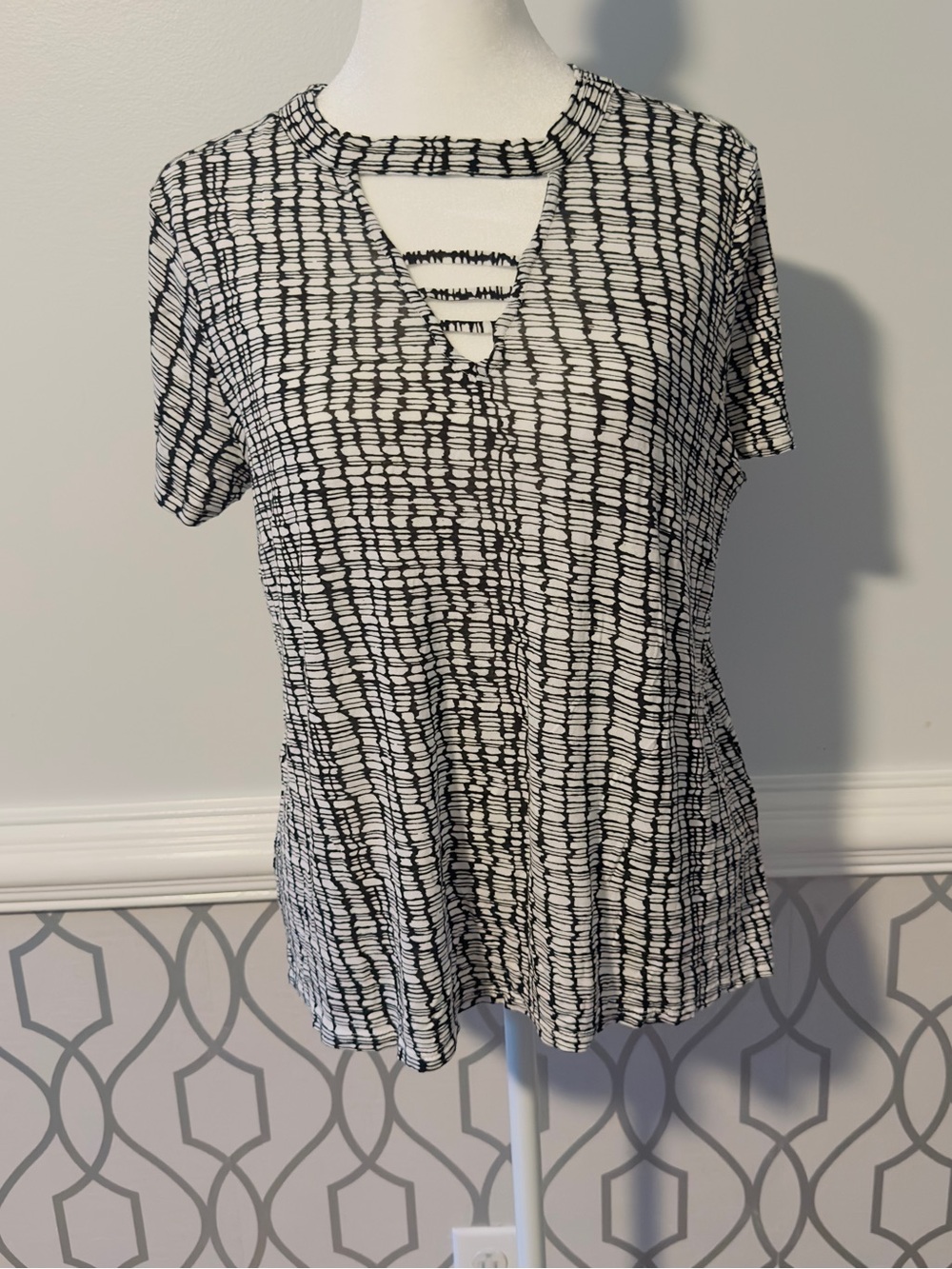 Jennifer Lopez Womans SZ M Black & White Cap Sleeve Keyhole Neck Pull On Top
